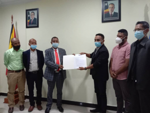 Ministru Transporte Komunikasaun(MTK),José Agostinho da Silva entrega Sertifikadu registrasaun ba Adjuntu kompañia globalnet Alexandre Pires Mendes,iha salaun ANC Mercado lama,Tersa (20/04).