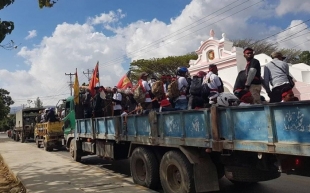 Kareta transporta suspeitu membru organizasaun ilegal Riin Besi Asu talin be korrente, nain 72 ho atributu sira ne&#039;ebe akompana husi autoridade seguransa no defesa tuir dalan Aileu ba Dili (17/08)