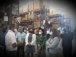 Vise Primeira Ministra no MSSI, Armanda Berta dos Santos konversa hela ho Diretór Ezekutivu SAMES, Francisco Borges hafoin vizita armazen SAMES iha kampung alor, kinta (22/07).