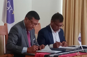 Vise Ministru Negósiu Estranjeiru no Kooperasaun, Julião da Silva ho Sekretáriu Jerál G7+, Helder da Costa asina hela akordu apoiu ba atividade G7+, iha MNEK, Paia dos Coqueiros, segunda (21/03).