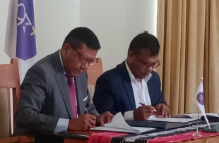 Vise Ministru Negósiu Estranjeiru no Kooperasaun, Julião da Silva ho Sekretáriu Jerál G7+, Helder da Costa asina hela akordu apoiu ba atividade G7+, iha MNEK, Paia dos Coqueiros, segunda (21/03).