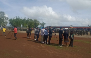 Jornalista sira husi Mídia Nasionál no Internasionál sira hamrik hela iha loron manas hodi kobre semonia komemorasaun loron 28 novembru ba dala-46 iha Darsula, Suku Gariuai, Baukau.