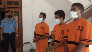 Ofisiál PNTL ida hamrik haree hel Suspeitu na’in-3 ne’ebé Komandu PNTL Munisípiu Dili kaptura, oras ne’e iha hela sela detensaun Kaikoli, tersa (12/10).