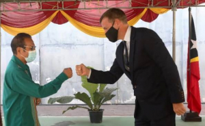 Primeiru Ministru, Taur Matan Ruak, tuku liman (sinal kaer liman) ho Reprezentante Banku Mundiál, Bernard Harbone iha Rezidénsia Primeiru Ministru, Farol, tersa (17/08).