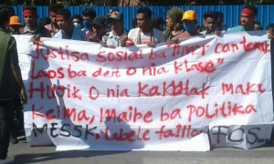 Estudante Universitáriu sira ne&#039;ebé hola parte iha AUTL halo manifestasaun kontra Ministru MESSK Longuinhos dos Santos kona-ba propinas semester par tinan 2020 nian. 