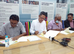 Diretór Ezekutivu Centru Nasional Chega (CNC) assina akordu ho responsavel Asosiasaun Vitima Konflitu Polktika (AVKP) no Asosiasaun Eis Prizoneiru Politika (ASEPOL), iha salaun CNC, Balide, segunda (28/02).