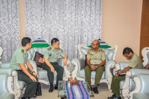 Xefe Estadu Maior Jenerál FALINTIL-Forsa Defeza Timor-Leste (F-FDTL), Tenente Jenerál Falur Rate Laek, halo enkontru ho Adidiu Defeza Xina iha Timor-Leste, Koronel Liu Miao ho nia Adjuntu, Major Li Mengyang.