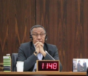 Deputadu Bankada CNRT iha PN, Arão Noé de Jesus da Costa Amaral iha momentu sei tuur iha meza Prezidente PN