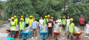 Ekipa ADBN foto hamutuk ho komunidade mineiru hafoin distribui ekipamentu iha Mota Komoro, segunda (06/02).