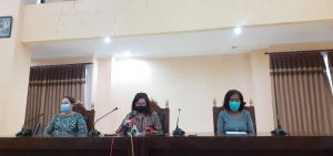 Reprezentante Portavoz ba Komisaun Inter-Ministerial ba Implementasaun Vasinasaun COVID-19, Maria Santina de Jesus, ho ekipa halo hela Konferensia Imprensa iha Salaun MSSI Kaikoli, Kinta (26/08).