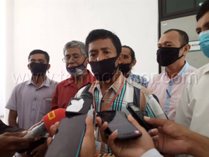 Inisiadór Intelektual Defende Rai Caisido Oan (IDRCO), Marcelino da Costa Belo ho nia ekipa ko&#039;alia hela ba media iha Parlamentu Nasionál, kuarta (28/7). 