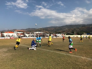 Baliza husi ekipa Lafaek, Kay Rala Xanana Gusmao tahan netik bola ne&#039;ebe suta husi jogador ekipa Kanfaru iha kampu futebola estadium municipal Dili