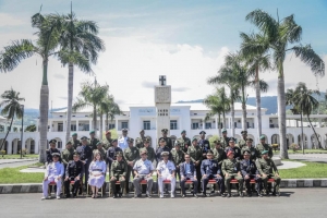 Graduadu husi IDN hasai foto hamutuk iha Palasiu do Governu nia oin