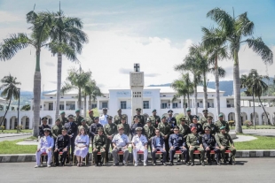 Graduadu husi IDN hasai foto hamutuk iha Palasiu do Governu nia oin