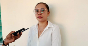 Kordenadóra programa moras fuan ONG Maluk Timor, Juliana dos Santos Sarmento, ko&#039;alia hela ba mídia iha klinika Reamare, tersa (31/05).