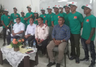 Sekretáriu Estadu Formasaun Profesionál Empregu (SEPOFE), Alarico de Araujo hamutuk ho Diretor sira hasai foto hamutuk ho traballador na&#039;in-12 ne&#039;ebe sei aranka ba servisu iha nasaun Korea.