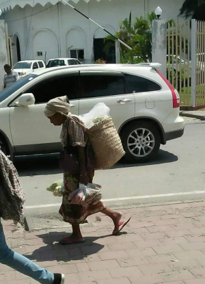 Inan ida ne&#039;ebé leba hela bote iha nia kotuk no leba hela plástiku iha liman sorin-sorin hodi faan produtu lokál iha Parlamentu Nasionál (PN) Timor-Leste nia oin. 
