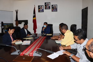 Estrutura Conselho Administrasaun Institutu Qualidade Timor-Leste Instituto Público (IQTL, IP) halo aprezentasaun ba Ministru Turizmu, Komérsiu no Indústria (MKTI), José Lucas do Carmo da Silva.
