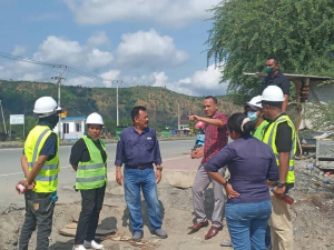 Ministru Obras Públika (MOP), Abel Pires da Silva, ko’alia hela ho tékniku Kompaña Jonize iha área Tasitolu.