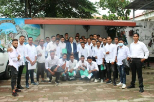 Kandidatu traballador sira foto hamutuk ho Diretór DNEE, Filomeno Soares, hafoin programa PDB iha salaun ETDA Aimutin, tersa (20/12).