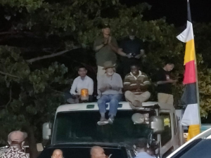 Prezidente Partidu Congresso Nacional de Reconstrução de Timor (CNRT), Kay Rala Xanana Gusmão, ne’ebé tuir hela iha karreta leten akompaña serimónia toma pose prezidente repúblika iha Tasitolu.
