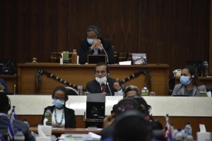 Primeiru Ministru Taur Matan Ruak (karuk) hamutuk ho Ministra Saude interina iha Parlamentu Nasional durante debate apresiasaun  ba Pedidu Estadu emerjensia husi Prezidente da Republika, iha Uma Fukun (26/3)