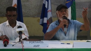 Prezidente AMP, Kay Rala Xanana Gusmao (Liman Los) akompana husi Porta Voz AMP, Antonio Conceicao Kalohan iha Konferensia Imprensa iha sede CNRT, Bairo Grilos, Dili (24/3)