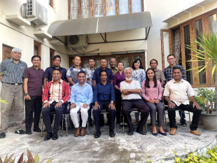 Enviadu Espesiál Extraordináriu husi Prezidente Repúblika J.H.R, Kay Rala Xanana Gusmão foto hamutuk ho Estudante Timoroan no funsionáriu Konsuladu Timor-Leste iha Bali-Indonézia, sábadu (20/08).