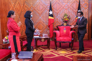 Ministra Negósiu Estranjéiru no Kooperasaun (MNEK) Adaljiza Magno Akompana husi Diretora ne&#039;ebe serbisu ba Adezaun TL ba ASEAN hasoru malu ho Prezidente Repúblika (PR) Francisco Guterres Lú Olo iha palasiu Prezidensial Bairo pite Dili (16/11)
