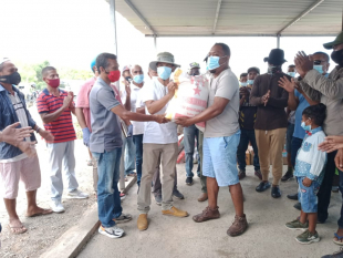 Vitima inundasaun iha Postu-administrativu Laklo, Munisipiu Manatutu simu hela apoiu umanitaria, Sabadu (08/05).