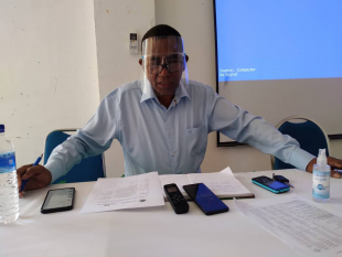 PA Munisípiu Bobonaru Jeferino Soares dos Santos ko&#039;alia hela ho jornalista sira iha nia knaar fatin kona-ba preparasaun planu OJE 2022 nian. Kinta (25/3).