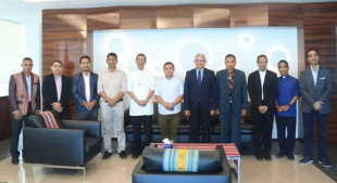 Ministeru Finansas, Rui Gomes ho nia ekipa hasai foto hamutuk ho Komisaun Konstrusaun Igreja Foun São Paulo Lospalos, Munisipiu Lautem.