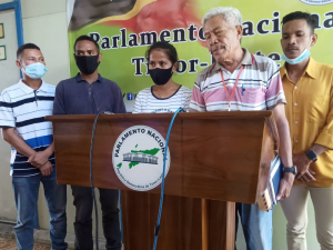 Veteranu Manuel Gomes &quot;Laku-Liak&quot; hamutuk ho reprezentante estudante Ensinu tèkniku vokasional (ETV) nain 97, koalia hela ho jornalista iha parlmentu nasional sesta (26/2).