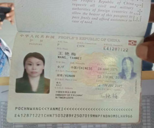 Passaporte husi Sidadaun Xinéza feto ida ne&#039;ebé ho naran Wang Yanmei (48), parte servisu imigrasaun ohin deporta ona nia fila ba nia nasaun tanba halo negósiu iha TL, maibé la selu taxa ba estadu inklui nia vistu rasik mós mate, kuarta (20/01)