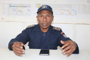 Komandante Eskuadra Soibada Interinu Carlino do Carmo ko&#039;alia hela ho jornalista www.tempotimor.com, Domingu (23/08)