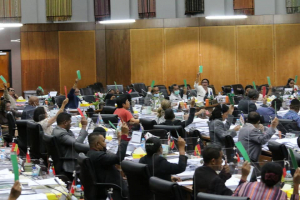 Deputadu sira iha Parlamentu Nasional halo diskusaun no aprovasaun ba lei iha plenaria.