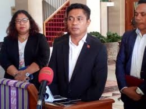 Mariano Asanami Sabino ko&#039;alia ba Midia hafoin akompana husi membru estrutura Partidu Demokratiku, Lurdes Besa ho Lito Rambo hasoru malu ho Prezidente da Republika tinan ruma kotuk.