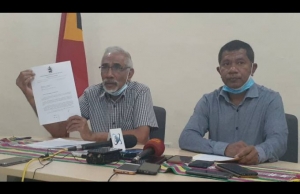 Vise Prezidente CNRT, Virgilio Smith foti sa&#039;e karta retira husi Governu iha sede partidu CNRT wainhira hamutuk ho Sekretariu Jeral Interinu, Jacinto Rigoberto halo konferensia ba imprensa (11/5)