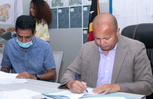 Prezidente Konsellu Administrativu Komisaun Ezekutivu, Carlos Peloi dos Reis (los) hamutuk ho Reprezentante Kompaña Ilie Chao Unipesoál, Lda asina hela kontratu ba projetu fornesimentu bee-moos.