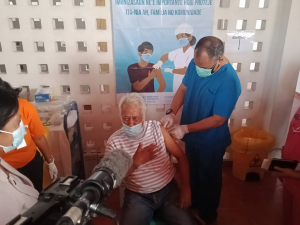 Prezidente Partidu CNRT, Kay Rala Xanana Gusmăo simu hela vasina doze daruak iha Klínik Maternidade Fatumeta, Dili, kuarta (21/07).