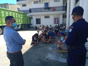 Komandante PNTL Dili Superintendente Xefe, Armando Monteiro ho responsabel saude ko&#039;alia ho estudante  sira iha Hotel Leokase hafoin mosu protesta husi estudante sira
