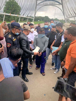 Autoridade seguransa hamutuk ho mígrasaun  Indonézia entrega hela suspeitu VFTS ba Servisu Mígrasaun Timor-Leste, iha Batugade, sábadu (25/12). 