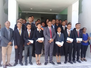 MESSK, Longuinos dos Santos hamutuk ho ekipa FDCH hasai foto hamutuk ho bolseiru na&#039;in 10