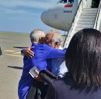 Viajen ba Estranjeiru, Xanana Hakuak Horta iha Aeroportu Komoro