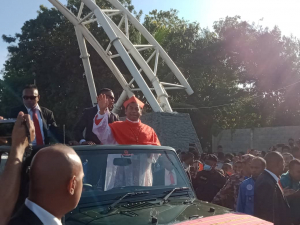 Kardeál Dom Virgílio Do Carmo fó bensaun hela ba Sarani sira iha Aeroportu Internasionál Nicolau Lobato. 