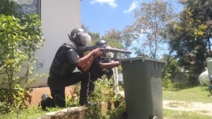 Membru PNTL Baukau treina hela iha resintu Komandu nian, oinsa atua situasaun iha tereñu, Sesta (10/03).