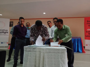 Sekretáriu Estadu Formasaun Profesionál no Empregu (SEFOPE) Alarico do Rosário hamutuk Internasional Labour Organization (ILO) Albert Uryio asina dokumentus kona-ba revizaun ba Lei Traballu. Tersa (27/10). 