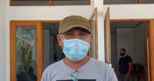 DJ MSS Covalima Agapito Axis Cardoso ko&#039;alia hela ho jornalista www.tempotimor.com kona-ba distribuisaun fos ba komunidade afetadu sira iha nia kna&#039;ar fatin Suai, Kinta (11/3)
