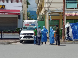 pesoal saude no abulansia sira iha momentu ba tula sai pasiente covid 19 iha Hotel ida iha Dili