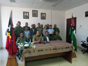 Xefe Estado Maios F-FDTL, Kolonel, Koliati (segundu husi liman Karuk) hamutuk ho ninia estrutura wainhira ko&#039;alia ba Jornalista sira iha Kuartel Jeral F-FDTL Fatu Hada Dili (30/7)